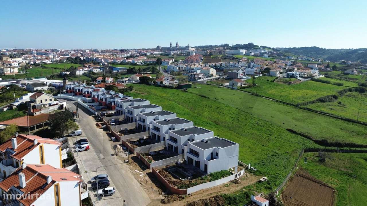 Moradia T4 em condomínio exclusivo em Mafra — privacidade, design e lo-17