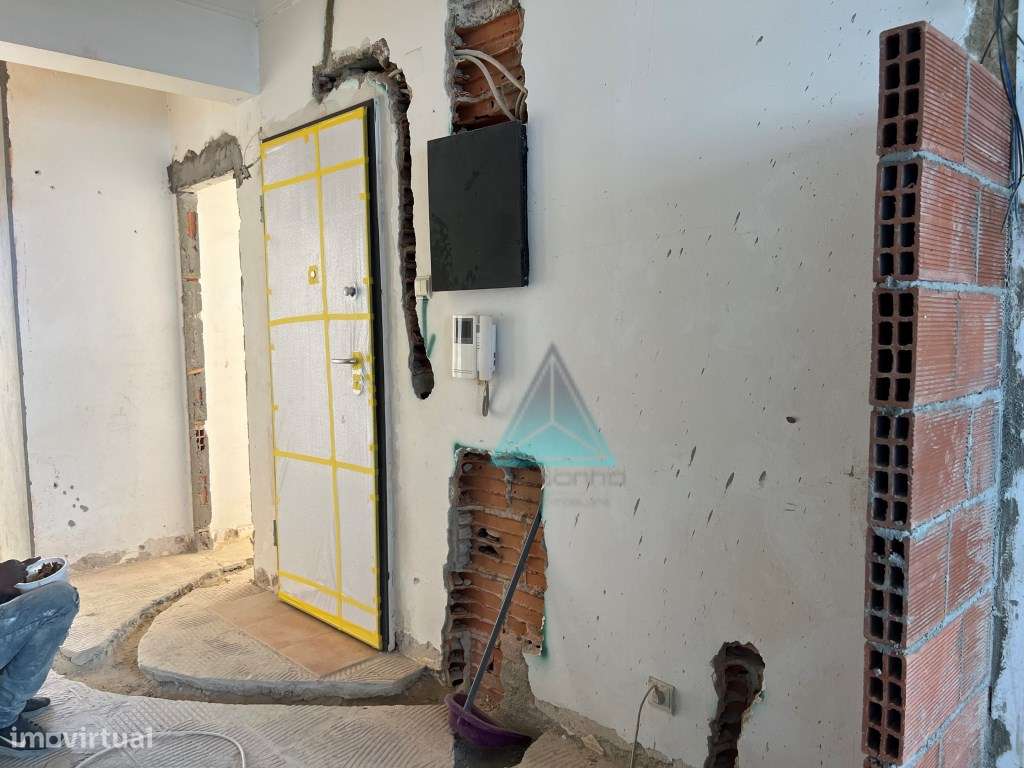 Apartamento T3 em remodelação Cova da Piedade situado num 2º andar ...-1