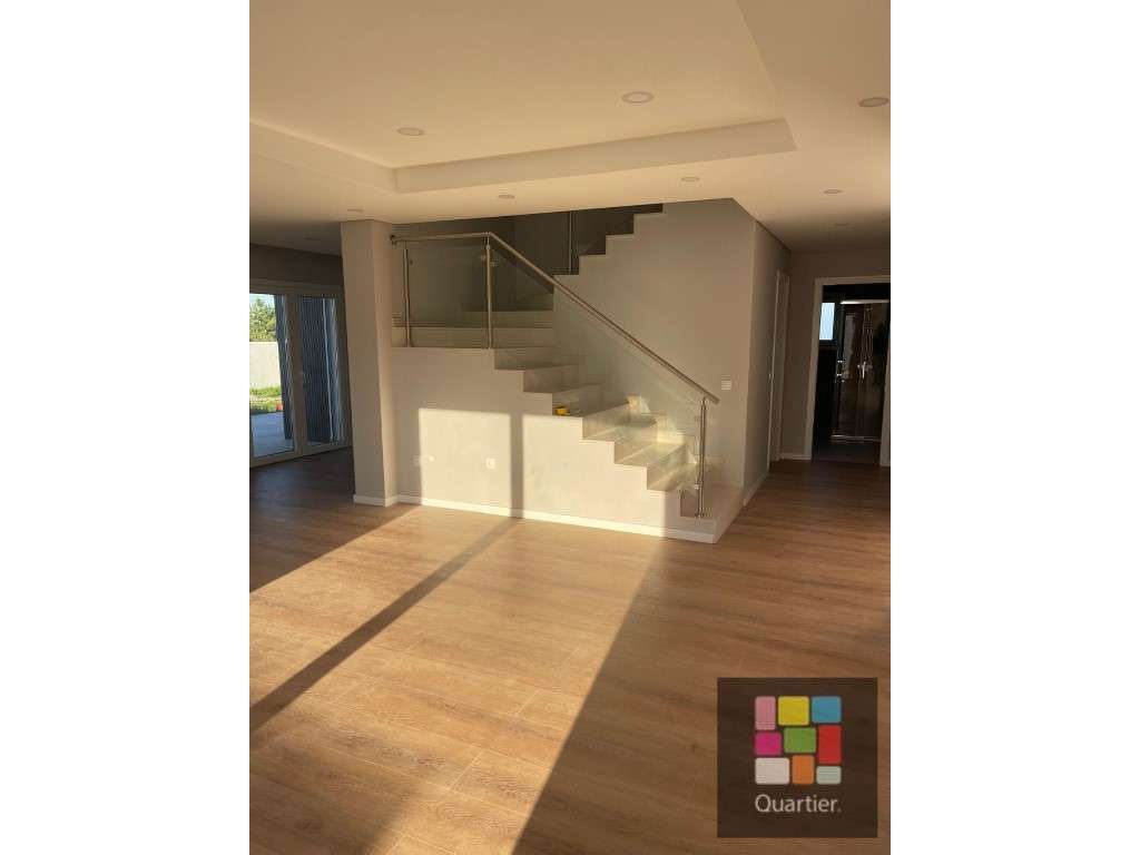 Moradia T4 em Azeitão - Conforto, Espaço e Qualidade de Vida!-2