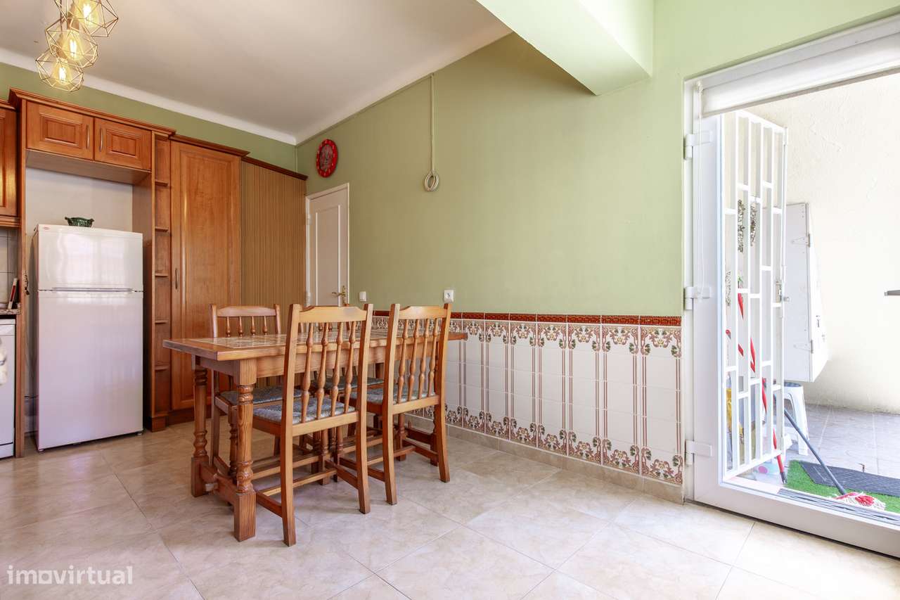 Moradia Bifamiliar com 2 Apartamentos T1 para Habitação e Rendimento-18
