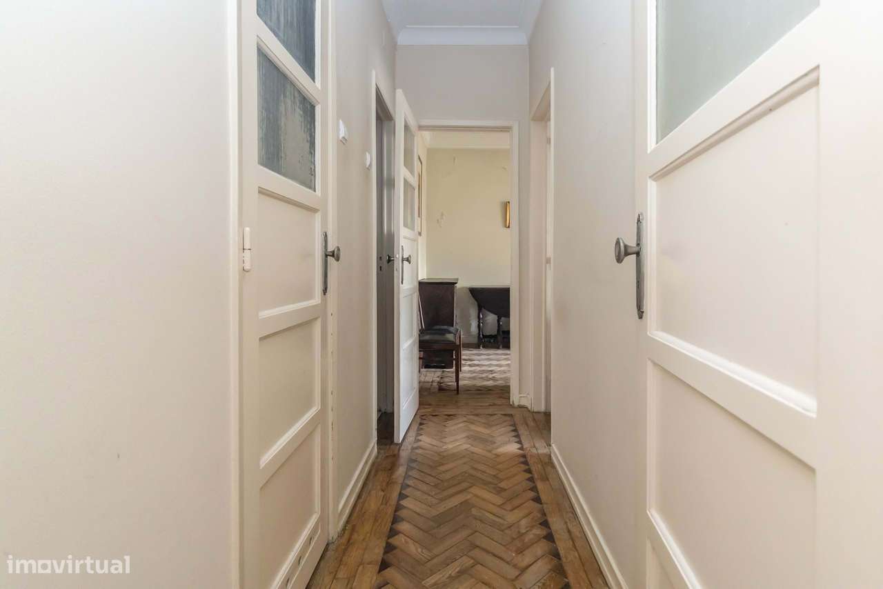 Apartamento T2, junto ao Hospital da Cruz Vermelha , em Benfica-13