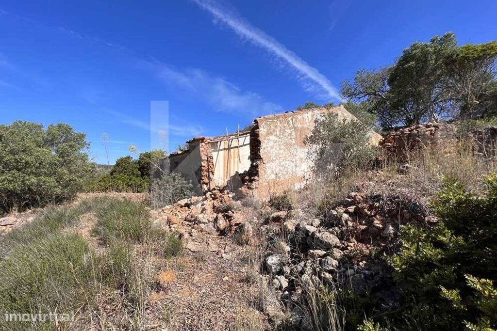 Terreno com Ruína em Localização Privilegiada na Zona de Estômbar - Grande imagem: 5/9