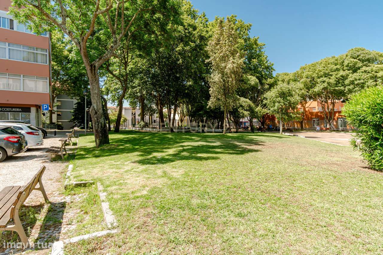 Apartamento T2 com 2 WC's e Varanda Ampla – Totalmente Renovado – Bura-28
