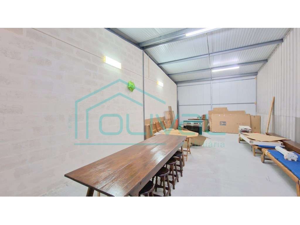 Espaço Comercial com armazéns-6