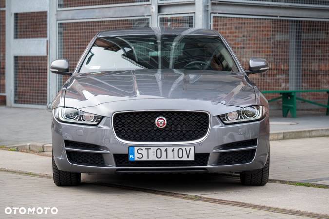 Jaguar XE 2.0 T Portfolio - 4