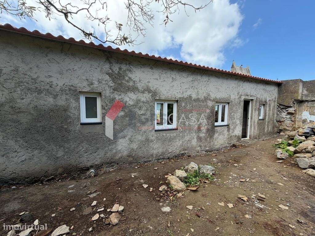 Moradia T2 em Santa Cruz com 3 artigos - Oportunidade de investimento!-5