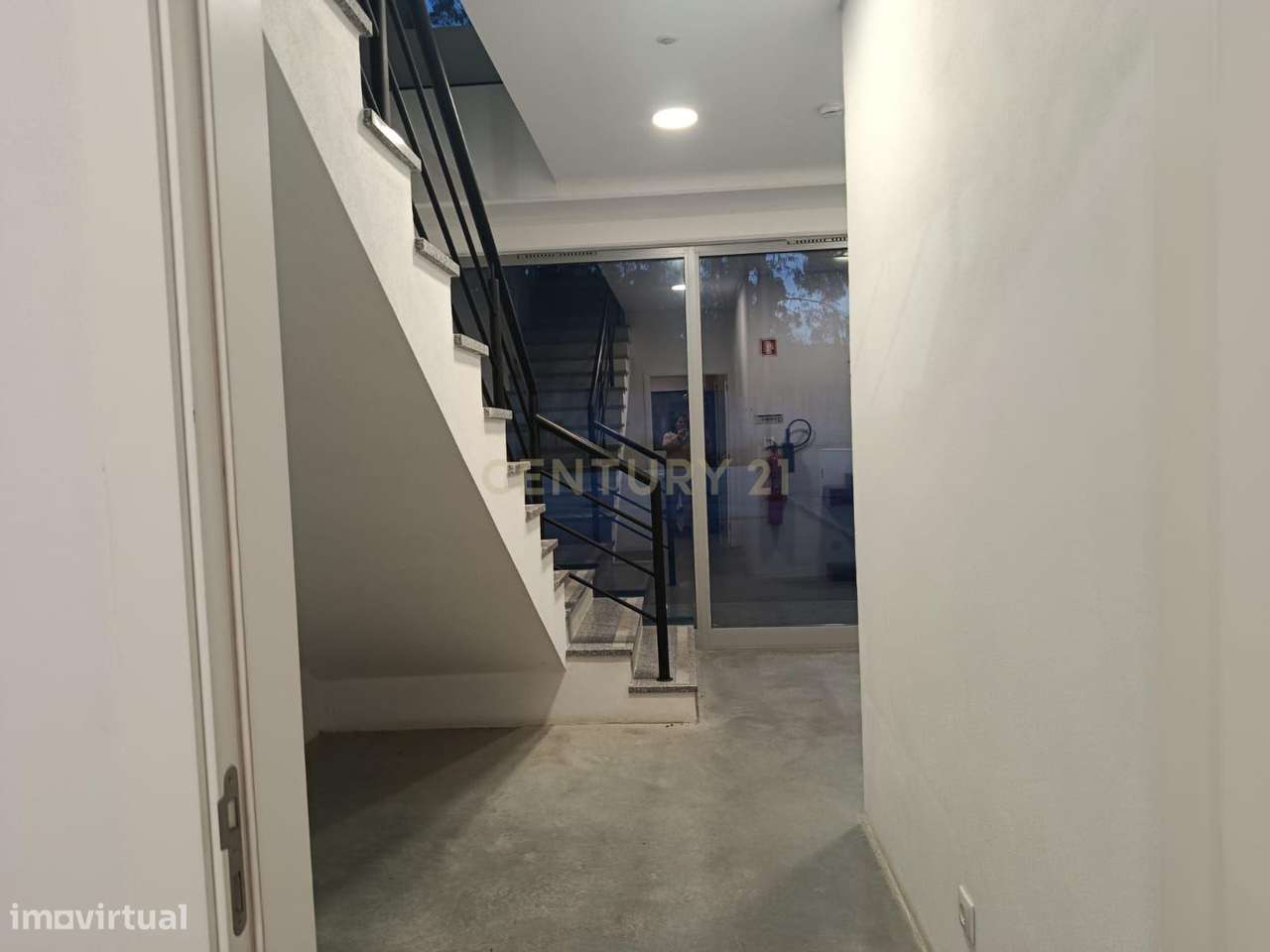 Descrição de Pavilhão Comercial à Venda no Centro Empresarial de Pared - Grande imagem: 4/17