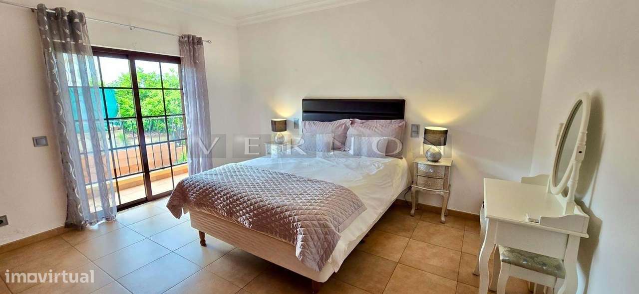 Moradia em Banda Duplex T2+2 com Piscina Privada e Garagem Dupla | Si-17