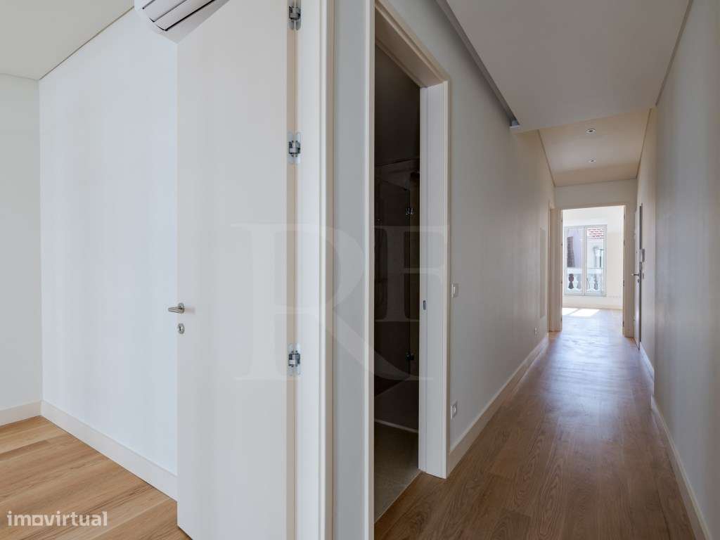 Apartamento T2 com varanda e vista rio em Lisboa-24