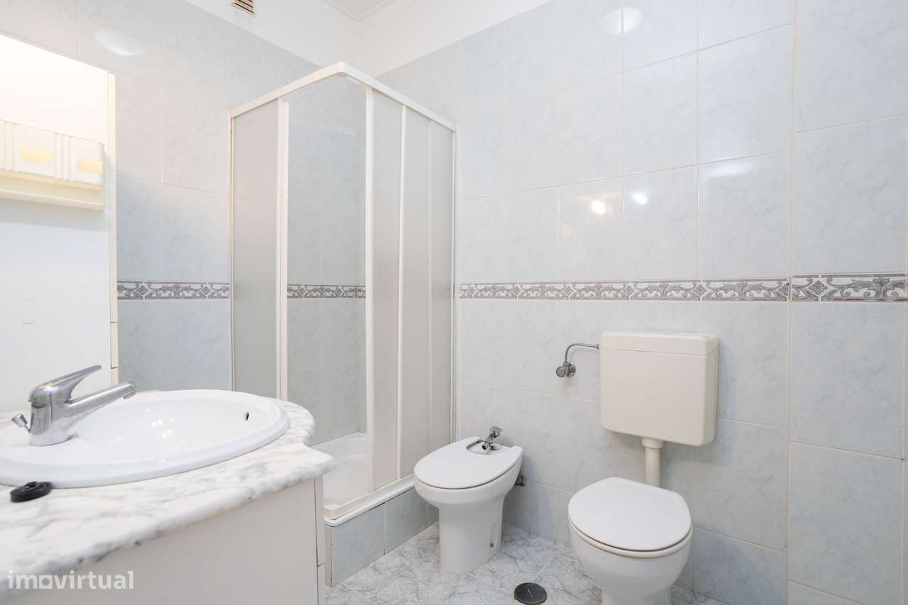 Oeiras, Apartamento T2 – Potencial para Criar e Renovar ao Seu Gosto!-23