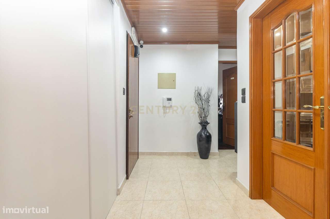 Magnifico T2, no Laranjeiro, perto do Alfeite, construção de 2002, pré-5