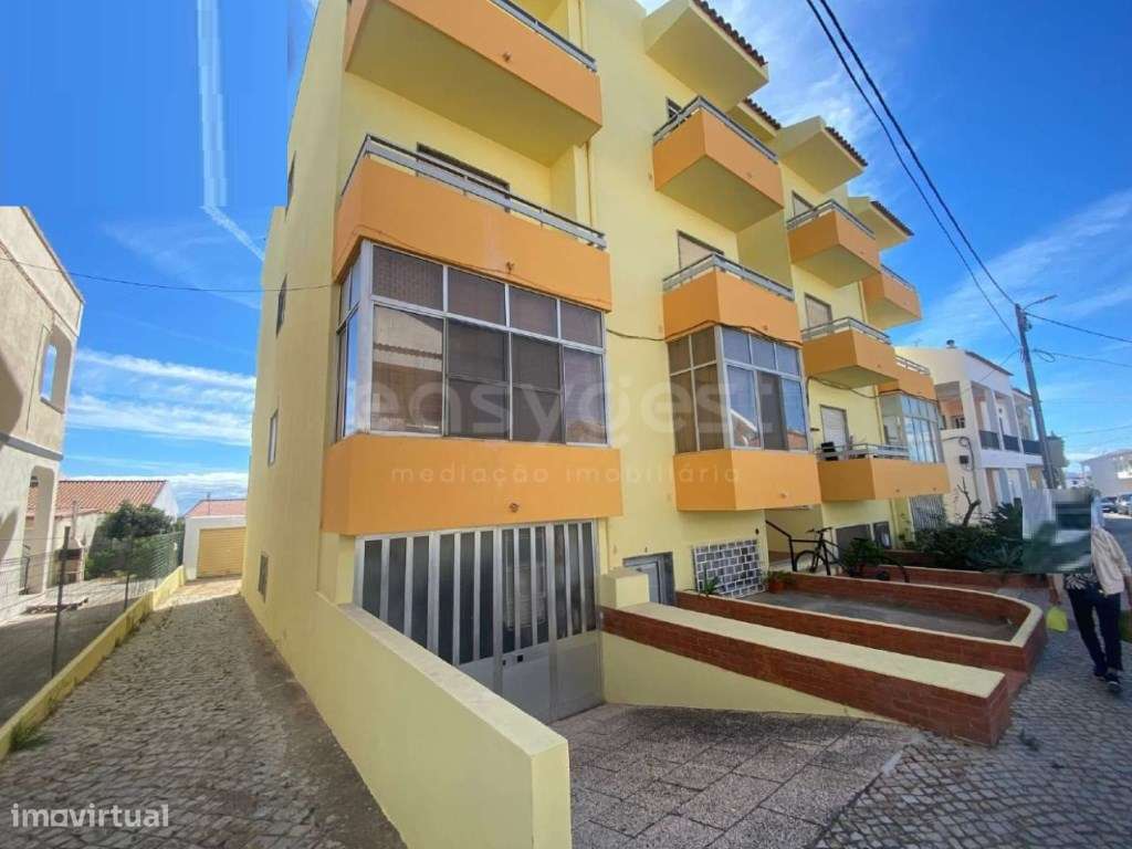 Apartamento T2 com 3 Varandas e Garagem | Montenegro, Faro - Grande imagem: 2/25