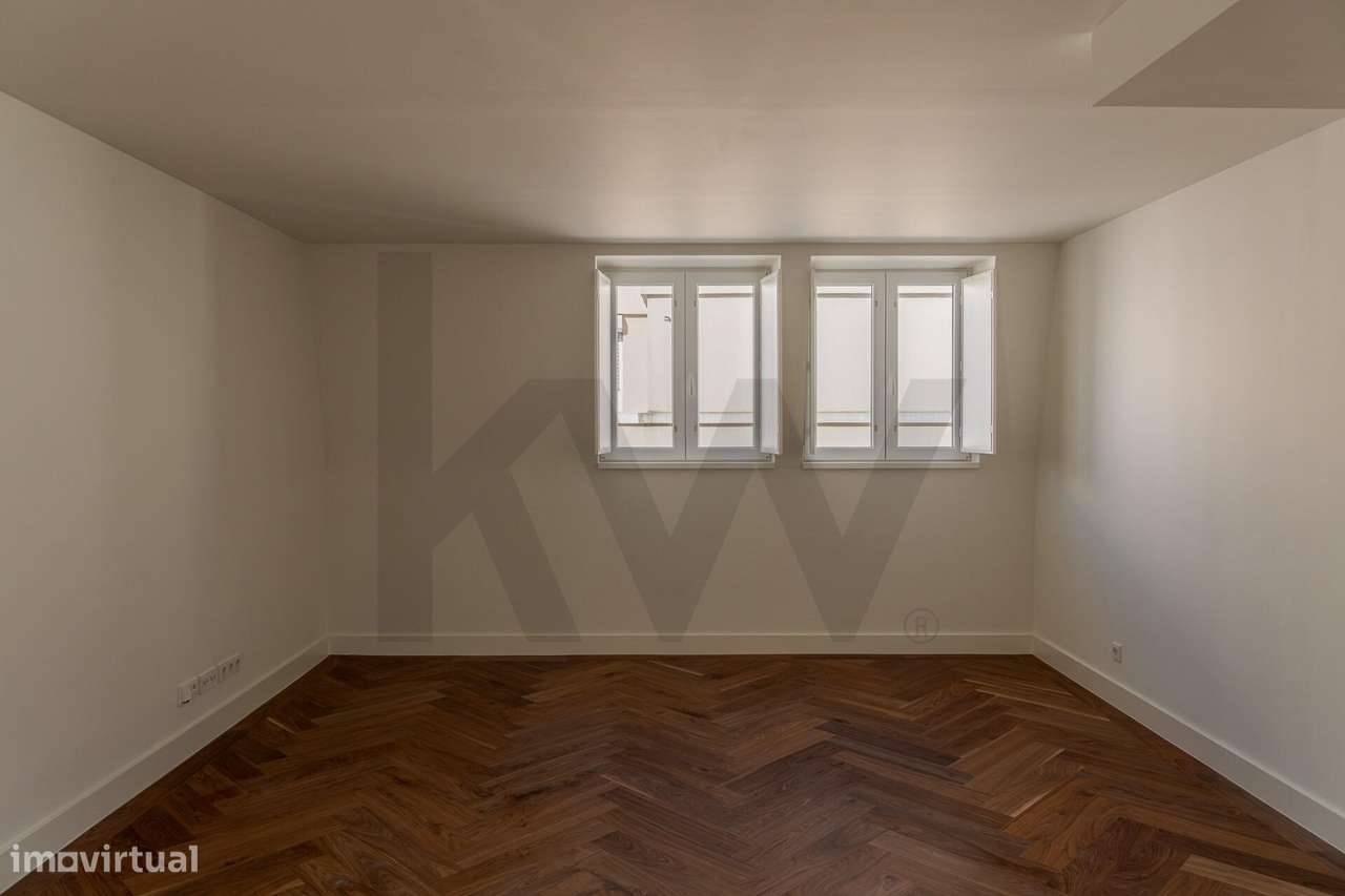 Apartamento Duplex T2+1 com Garagem e Terraço na Estrela-19