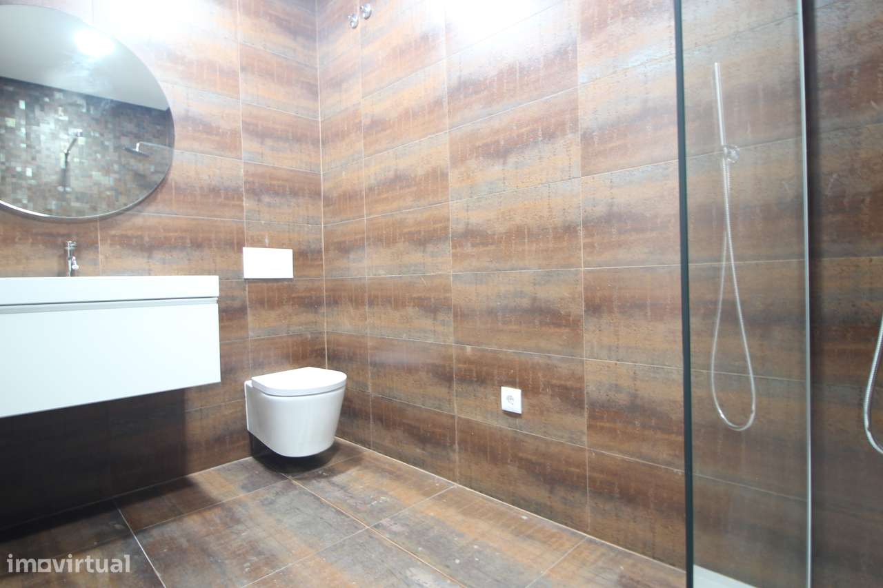 Rc de moradia com Quintal e estacionamento no Seixal-38