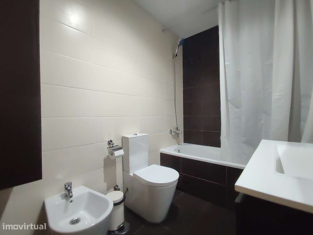 Apartamento T2 moderno, C/garagem, Muita arrumação, Excelentes acessos - Grande imagem: 3/9