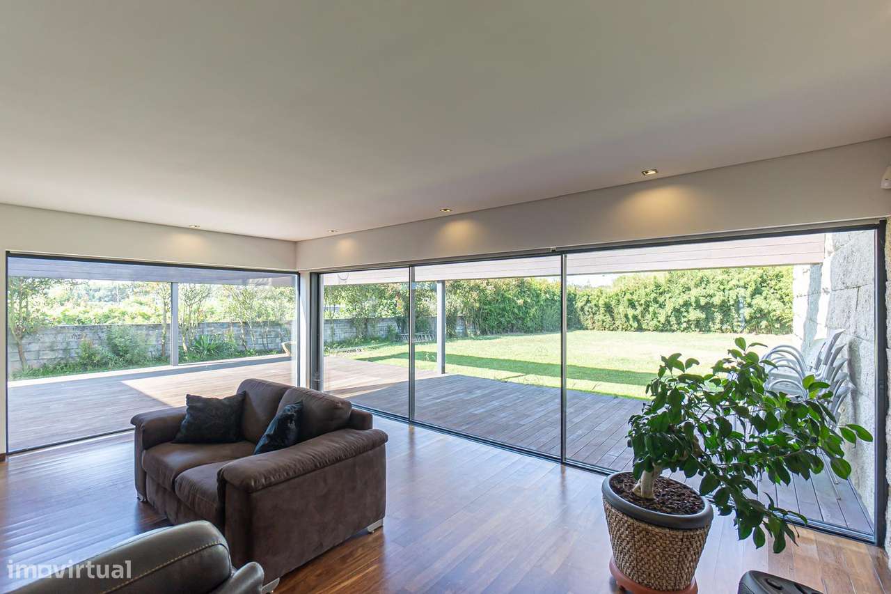 MORADIA TÉRREA T3 de LUXO a 1KM da PRAIA , com 348 m² em LOTE 2300 m²-26