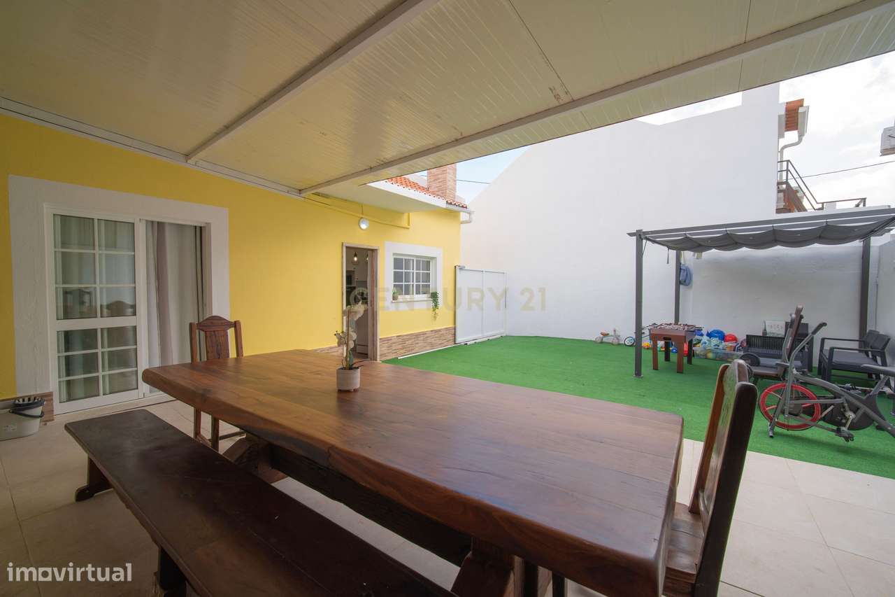 Moradia T2 Renovada, com 119 m² de Logradouro-19