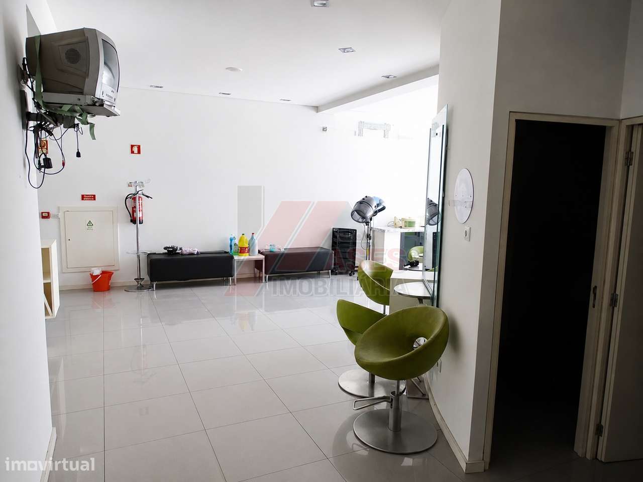 Imóvel Versátil com Potencial Habitacional e Localização Privilegiada-14