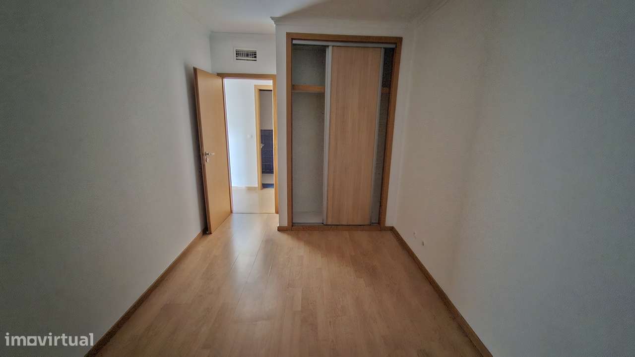 Apartamento T2 com 74m², Arrecadação e Estacionamento no Carregado-9