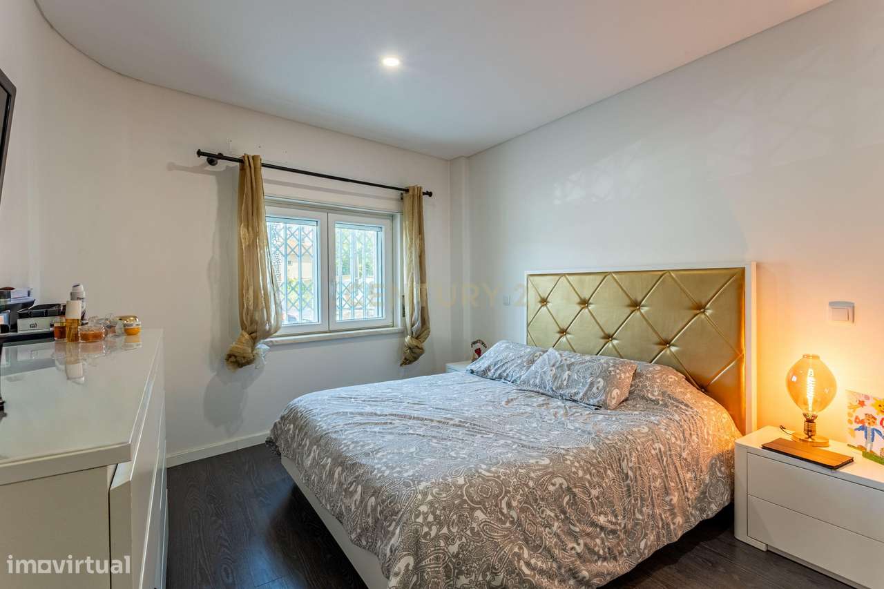 Procura espaço e conforto? Veja este T4 Duplex-24