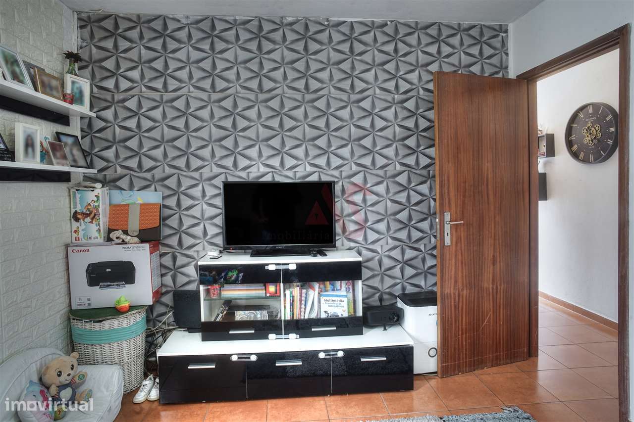 Moradia T2 com Varandas, Garagem e Telhado novo | junto a escolas | em - Grande imagem: 4/22