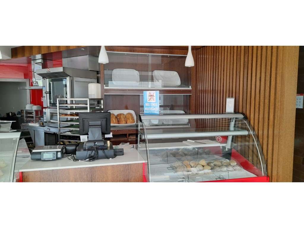 Pastelaria - Café 'Cubana' em funcionamento na Praia da Vieira. - Grande imagem: 5/16