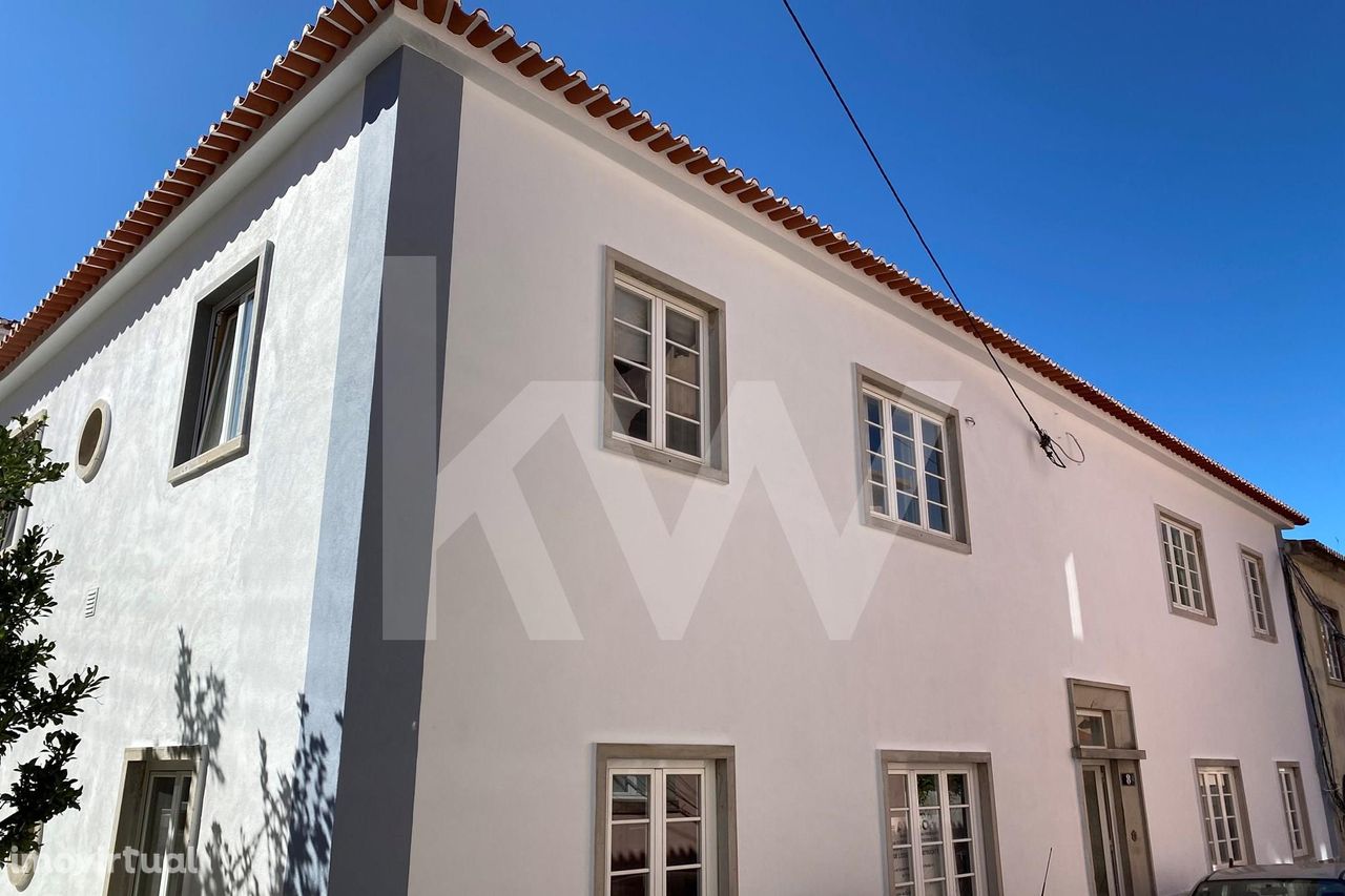 Prédio com 2 Duplex T2+1 e 2 T2 com logradouro | Junto à Estação de Co