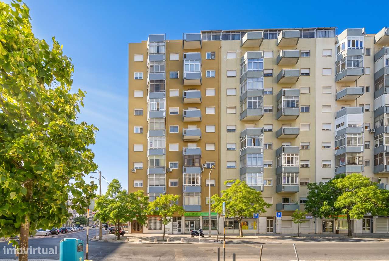 Apartamento T3 Transformado em T2 com Vista sobre o Rio Tejo-21