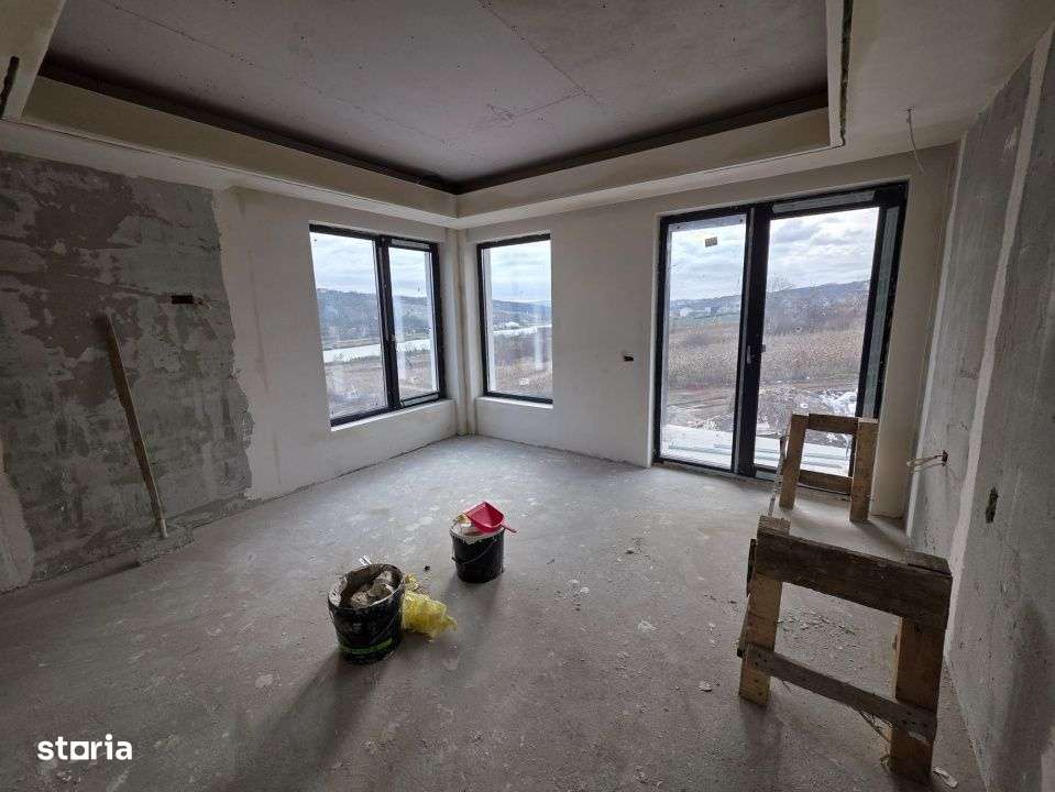 Vila exclusivista cu piscina langa lac. Acasa ca in vacanta!-9