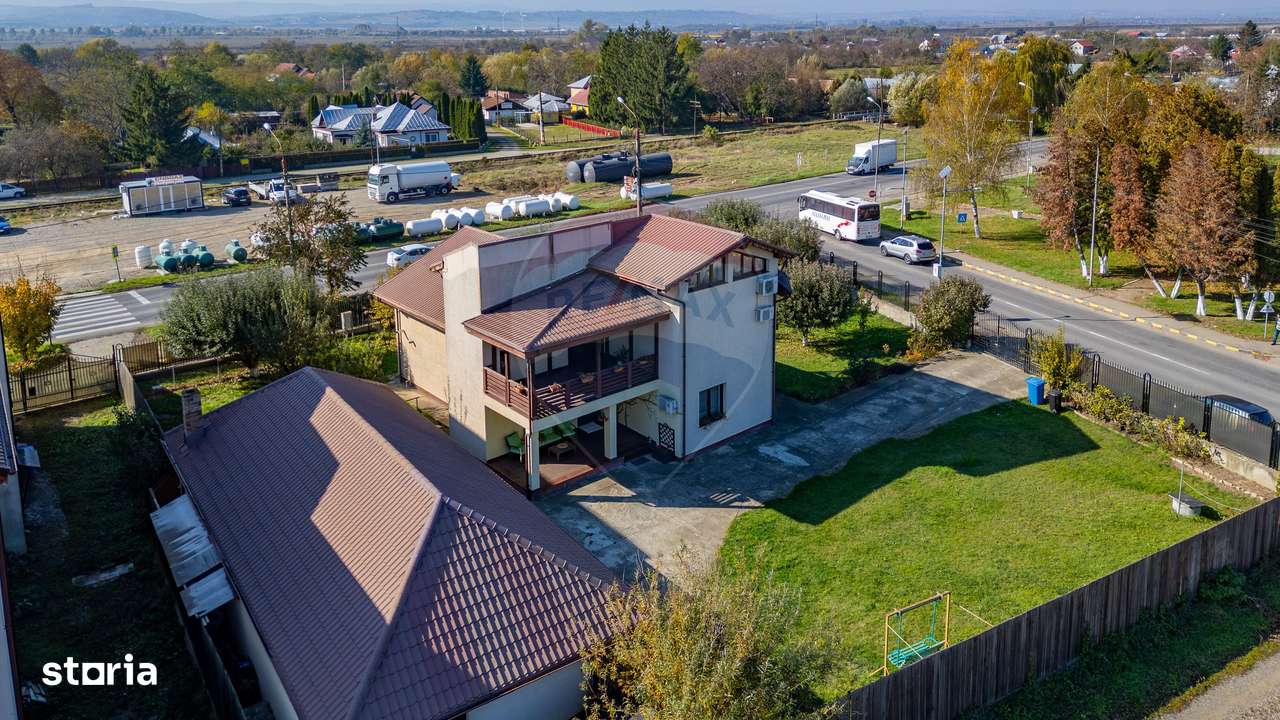 Vilă cu 7 camere de vânzare în zona Centrală Orașul  BUHUȘI - Imagine principală: 1/20