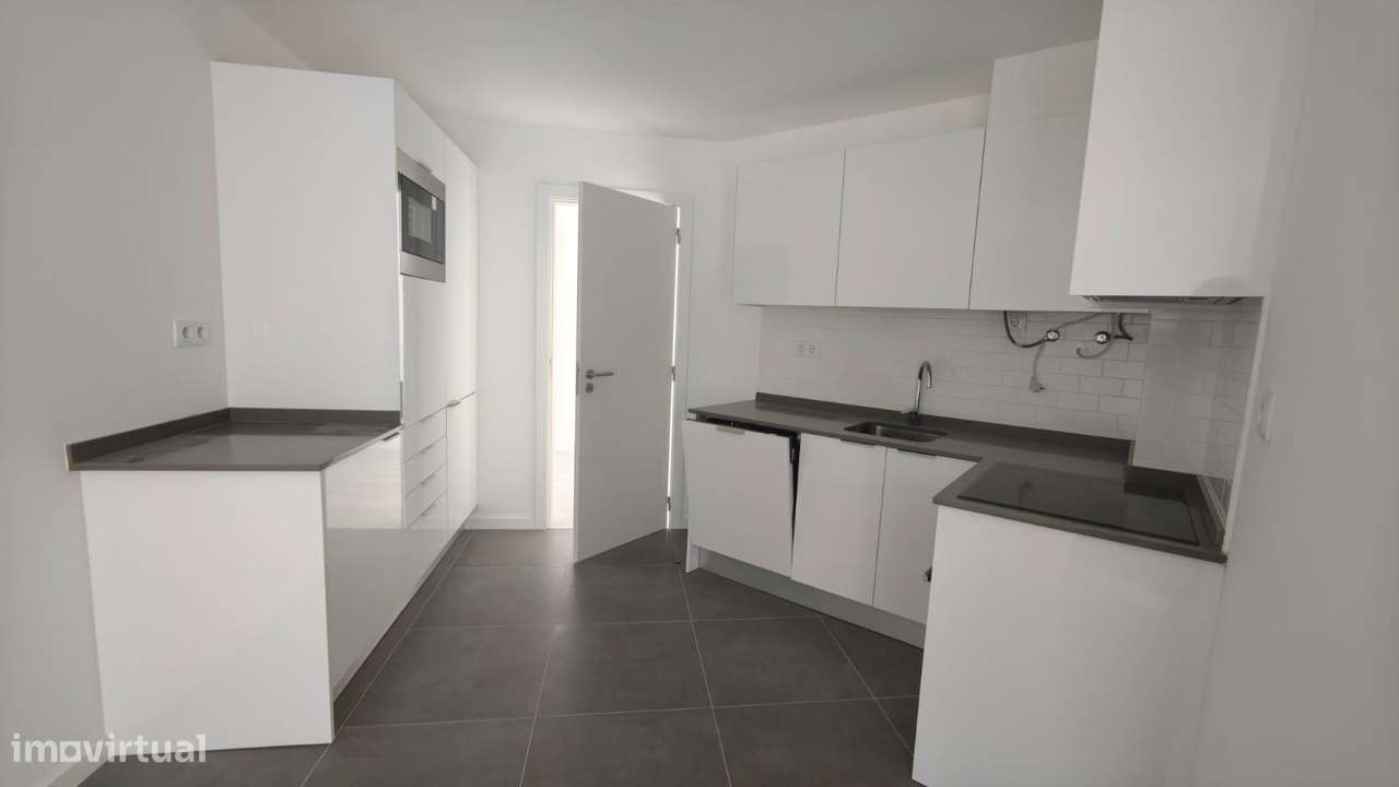 Apartamento T2 com parqueamenti e terraço. Vistas de mar-10