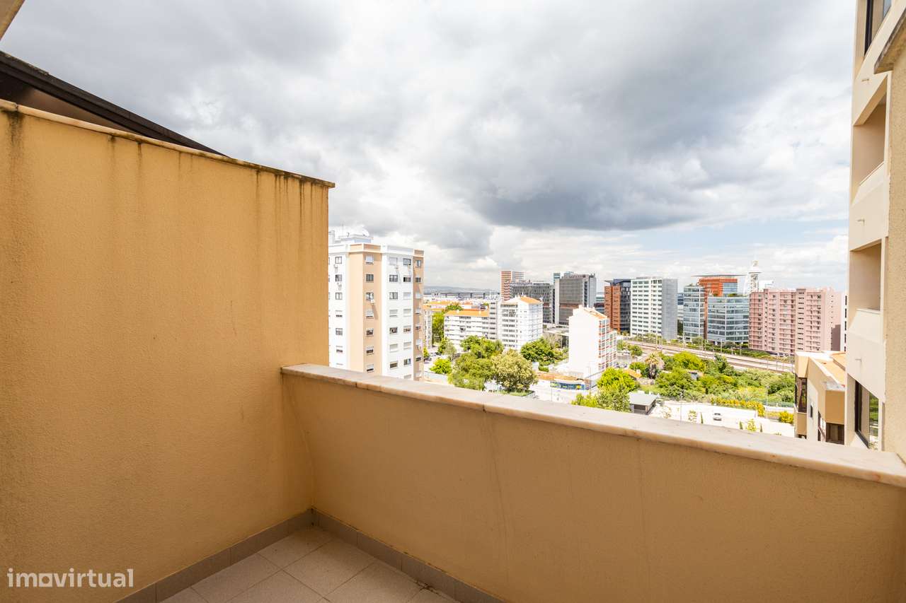 Excelente imóvel T2 com Garagem Box, condomínio Fechado com Court de T-8