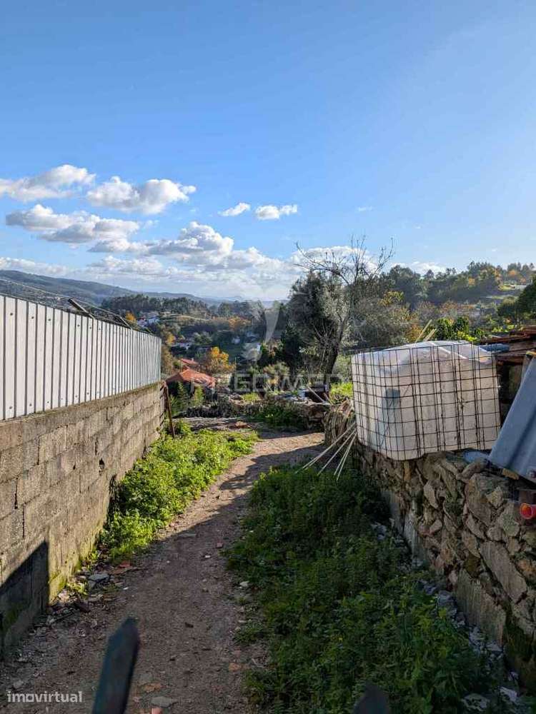 Terreno urbano com pequena moradia em pedra - Grande imagem: 4/13