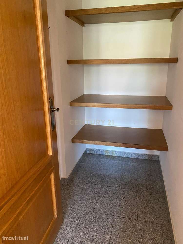 Espaço, Elegância e Localização Privilegiada – Andar de Moradia T5 no-5