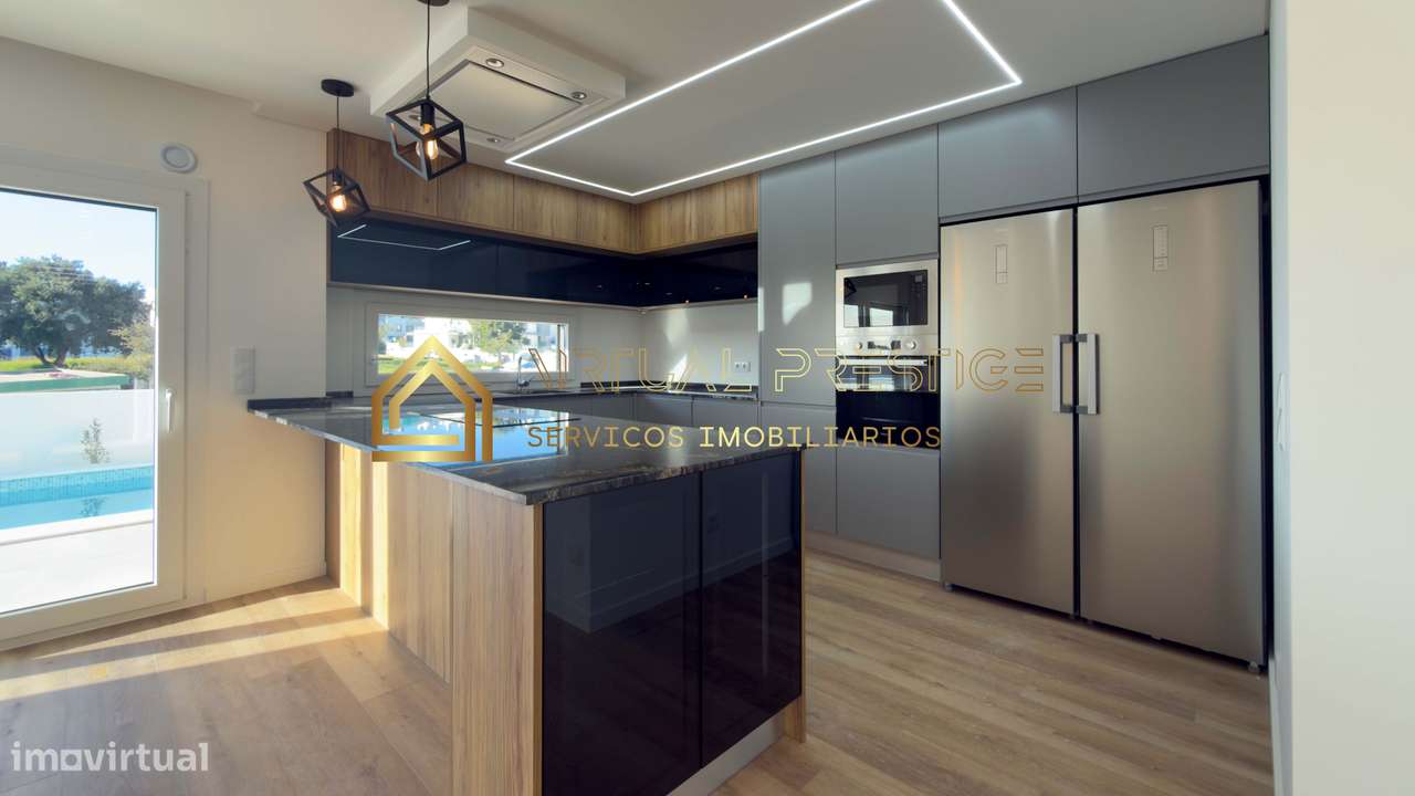 Moradia T4 moderna na Charneca da Caparica com piscina, jardim e ga...-5