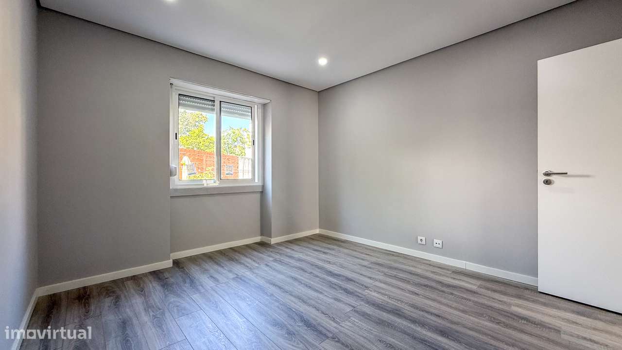T2 renovado, com ótimas áreas e muita luz natural no centro de Almada.-13