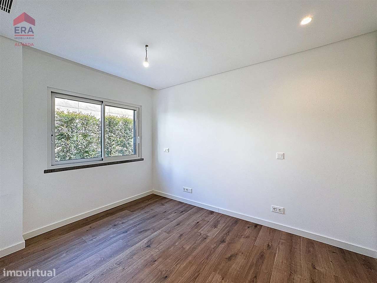 Nova Moradia em Almada , 5 suites, garagem e jardim-17