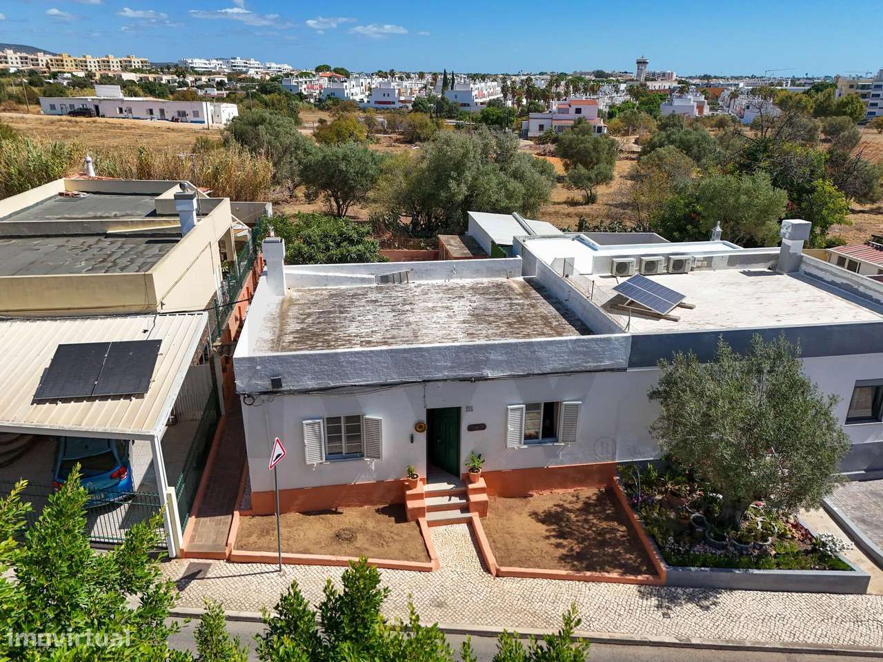 Moradia T2 com 297 m2 de Terreno, Amplo Logradouro e Rooftop | Quelfes-23