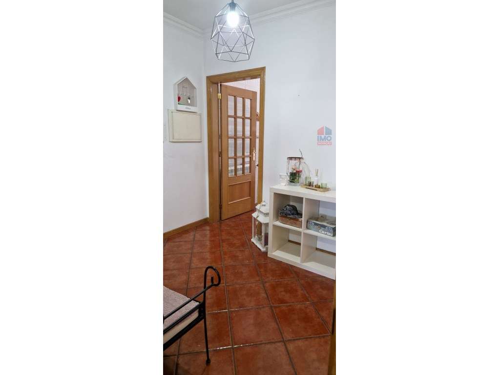 APARTAMENTO T2 COM DUAS FRENTES, SOTÃO E GARAGEM | VILA REAL-11