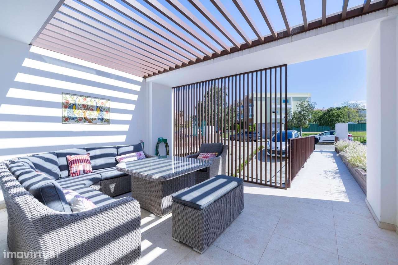 Moradia, semi-nova, com piscina e garagem-21