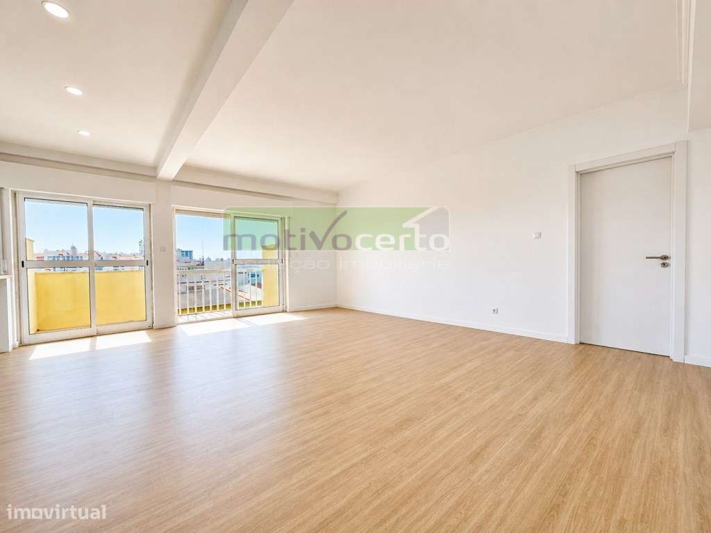Magnífico T3 Totalmente Remodelado no Casal de São Brás, com Varand...-5
