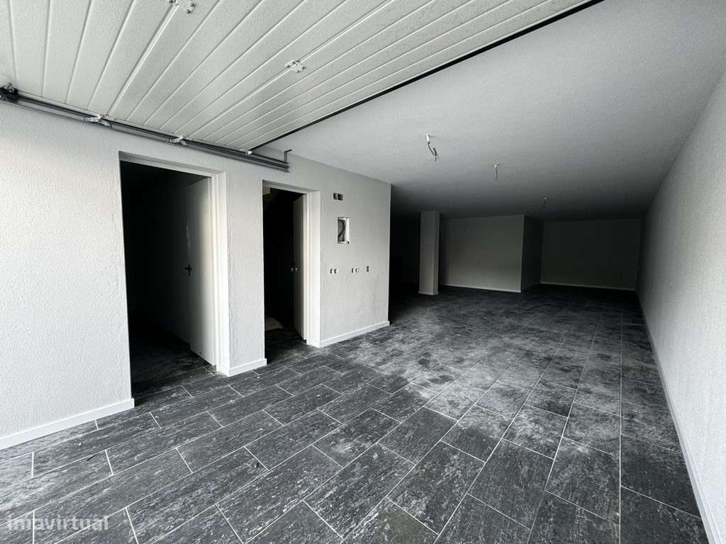 Moradia com 3 Suites, Garagem, Logradouro, Churrasqueira e Piscina-21