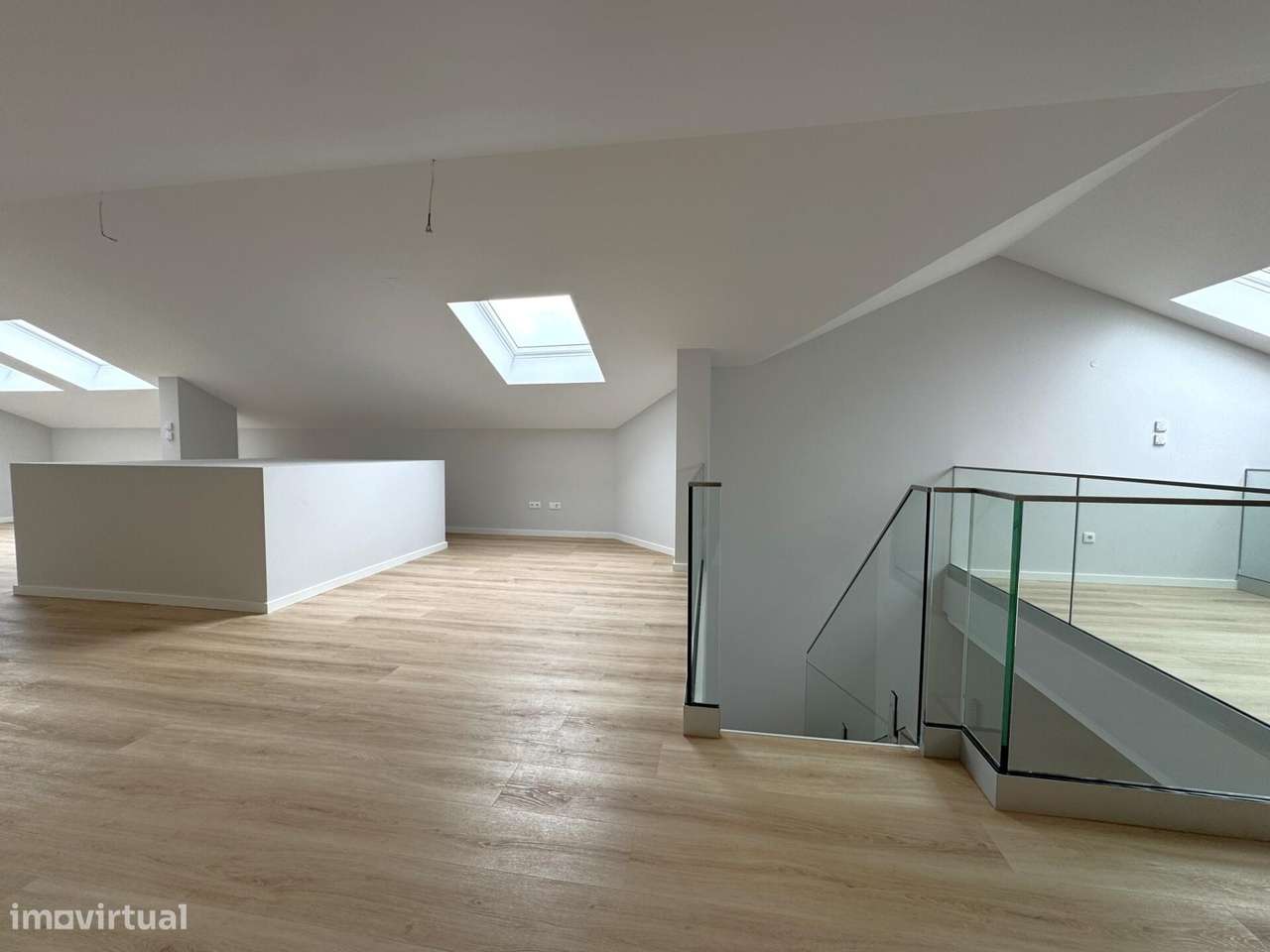 Apartamento T3 novo com estacionamento no centro de Carcavelos-43