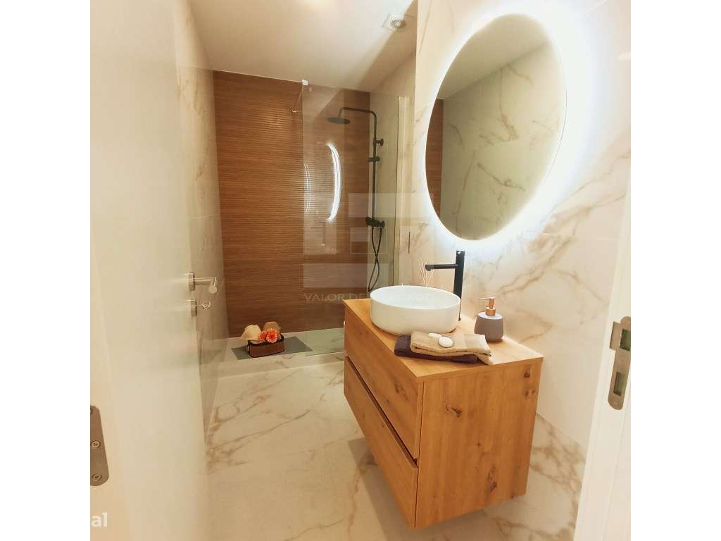 Apartamento t3 à venda na Rua João Ortigão Ramos,-9