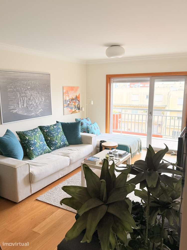 Apartamento T1 com varanda e garagem no Lumiar - Grande imagem: 2/10