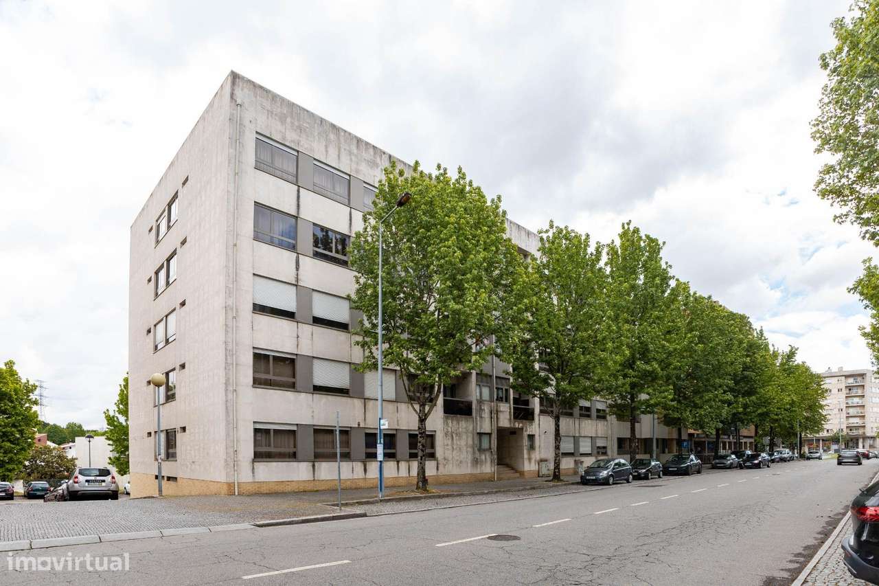 T3 Último Piso c/ Varanda, Garagem e Arrumos. Av. Altino Coelho,...-32