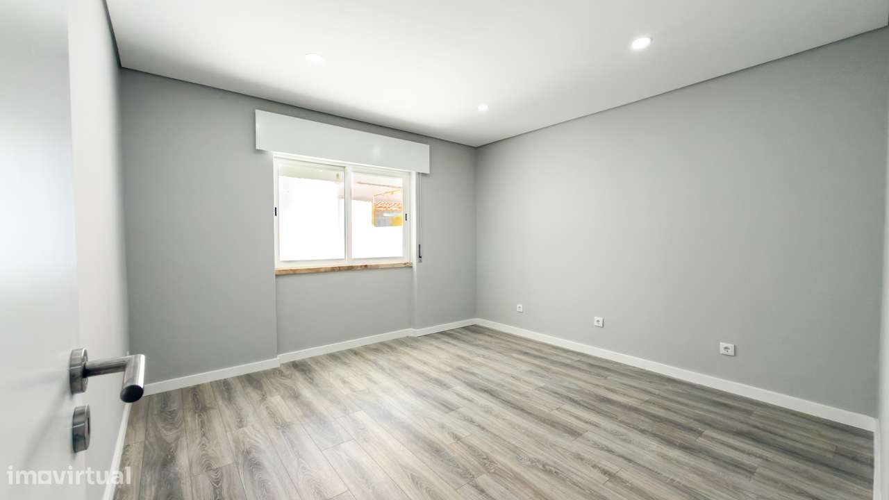 T2+1 renovado com área exterior no Feijó-9