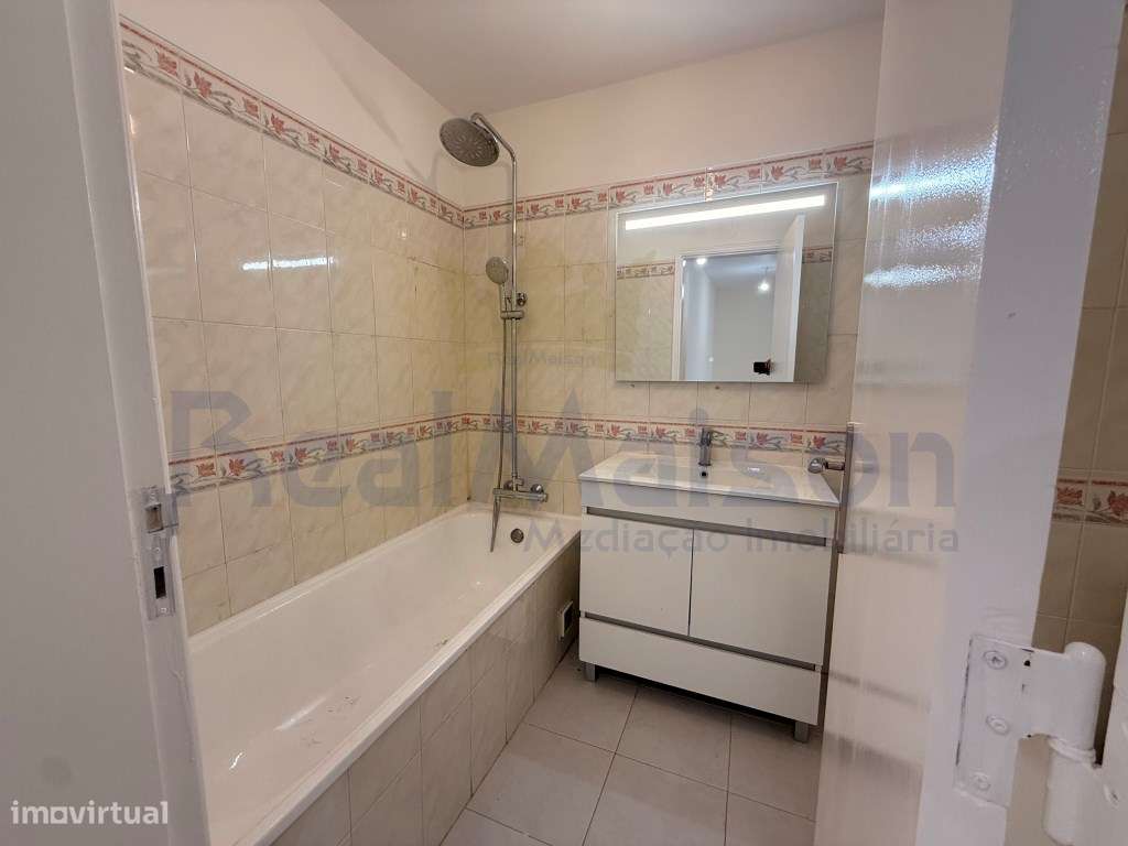 Vende-se Apartamento T2 Renovado - Mem Martins-11