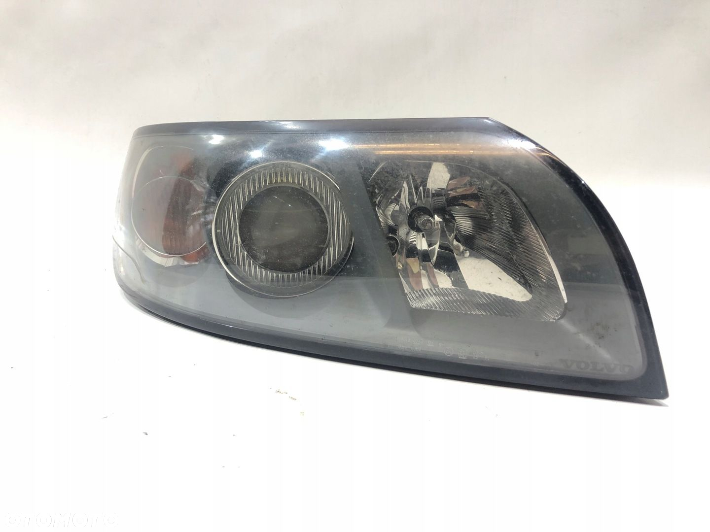 VOLVO V50 LAMPA PRAWY PRZÓD PRAWA SZARA 2.0D 04-12 - 2