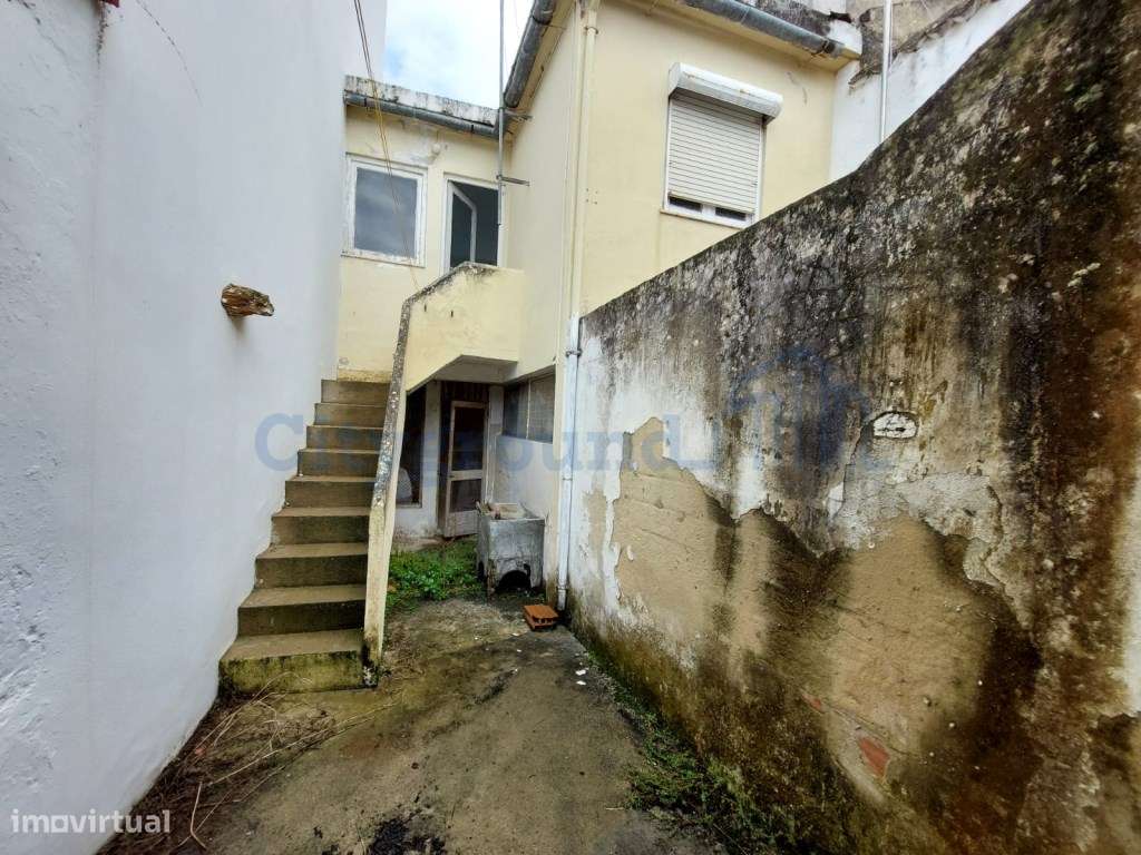 Prédio devoluto para reabilitação - junto à icónica Praça da Fruta ...-27